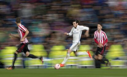 Una de las galopadas de Gareth Bale contra el Athletic.