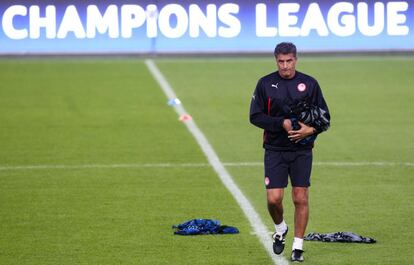 Míchel, técnico del Olympiacos, en el estadio del Anderlecht.