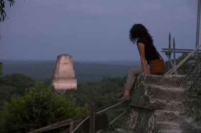 Los restaurados templos que se alzan en el yacimiento maya de Tikal, en plena selva guatemalteca, asombran por su monumental tamaño y la brillantez arquitectónica. Destaca especialmente el aéreo mirador situado sobre el templo IV, en el extremo oeste del sitio.