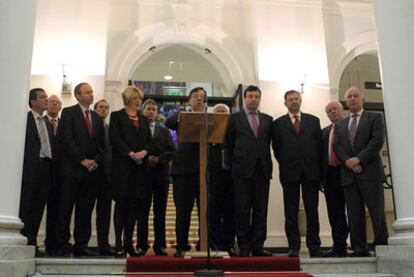 El primer ministro Brian Cowen, en el centro, en la conferencia de prensa ayer en Dublín (Irlanda), rodeado de su Gobierno.