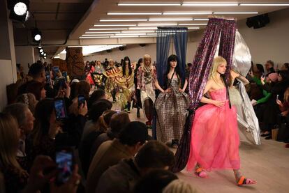 Momento final del desfile de Matty Bovan en Londres.