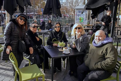 De izquierda a derecha, Loles León, Rossy de Palma, Bibiana Fernández y  Jorge Calvo, a la salida del Teatro Español.