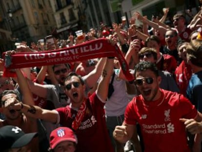 Aficionados del Liverpool y el Tottenham se adueñan de Sol y la Plaza Mayor con una conducta civilizada en la víspera de la final de la Champions League