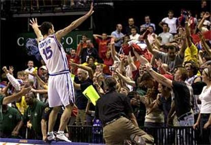 Gurovic celebra el histórico triunfo con los aficionados yugoslavos.