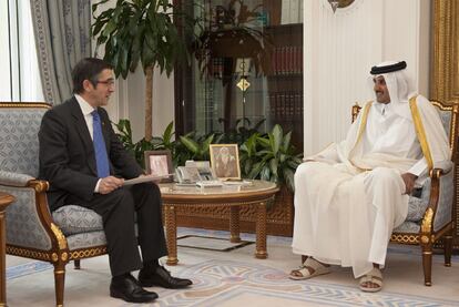 El <i>lehendakari</i> López, durante la reunión que mantuvo ayer con el príncipe heredero de Catar, el jeque Tamim Bin Hamad Al Thani.