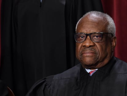 El juez Clarence Thomas posa para el retrato oficial del Tribunal Supremo, en octubre en Washington.