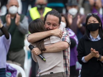 La ministra de Igualdad, Irene Montero, y el candidato de Unidas Podemos a la Comunidad de Madrid, Pablo Iglesias, se abrazan durante un acto electoral del partido, este viernes en el Parque Olof Palme de Usera, Madrid.