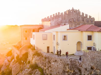 El castillo de Palmela se encuentra en la villa, freguesía y municipio del mismo nombre, en el distrito de Setúbal (Portugal).