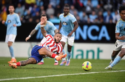 Con este remate Memphis Depay lograba su primer gol como jugador del Atlético y daba la victoria a su equipo ante el Celta en Balaídos.