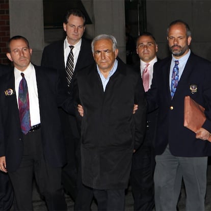 Strauss-Kahn sale del departamento de policía de Nueva York el pasado 15 de mayo.