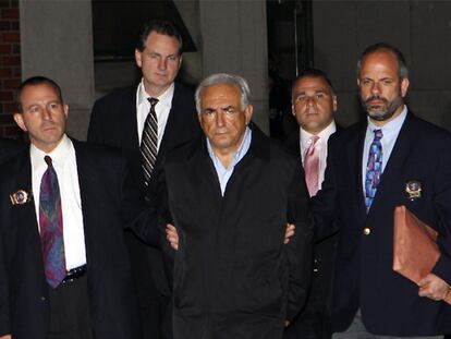 Strauss-Kahn sale del departamento de policía de Nueva York el pasado 15 de mayo.