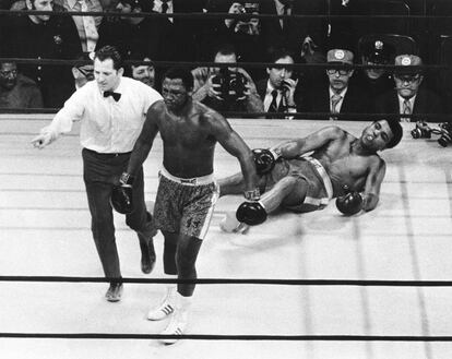 Joe Frazier se va a la esquina tras tumbar a Muhammad Alí el 8 de marzo de 1971, en el Madison Square Garden de Nueva York. Muchos lo llamaron "la pelea del siglo" y lo consideraron como el mejor encuentro de boxeo de la historia en cualquier categoría. Frazier noqueó a Alí en el 15º asalto.