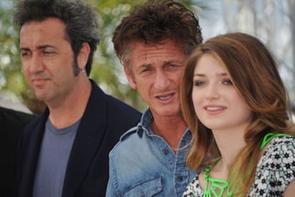 El director Paolo Sorrentino y los actores Sean Penn y Eve Hewson posan ante los fotógrafos hoy en Cannes.