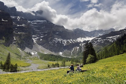 Varias personas disfrutan del paisaje en la reserva natural de Vallon de Nant Natural en Suiza, el 30 de mayo.