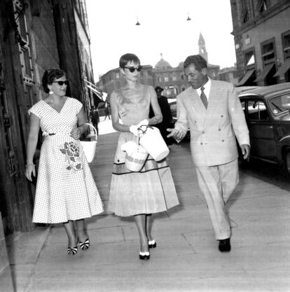 El matrimonio junto a Audrey Hepburn delante de la casa familiar en Florencia