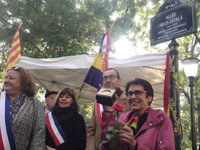 La hija de Neus Català, Margarita Català, interviene en el homenaje a su madre en París.