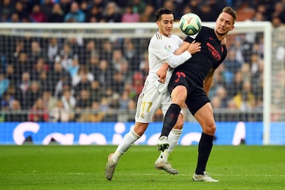 El jugador del Sevilla Luuk de Jong (a la derecha) pelea por el balón con Lucas Vázquez.