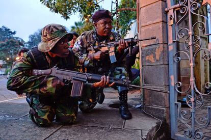 Soldados kenianos se ponen a cubierto esta ma&ntilde;ana tras mantener un intenso intercambio de disparos con los terroristas atrincherados en el centro comercial Westgate.