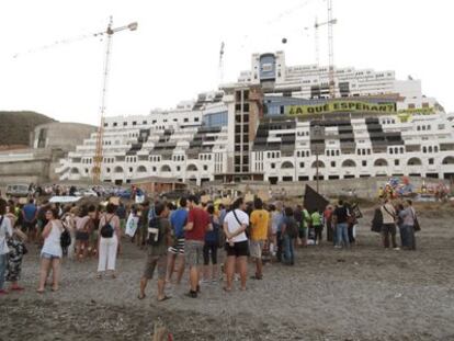 Concentración ecologista, convocada por Greenpeace y otras organizaciones, de ayer por la tarde, en la que unas 200 personas reivindicaron la demolición del complejo hotelero construído en la playa de El Algarrobico, en el Parque Natural del Cabo de Gata.