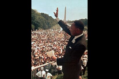 Agosto de 1963. Martin Luther King saluda a la multitud congregada en el monumento a Lincoln durante la marcha en la que pronunció el discurso "Yo tengo un sueño".