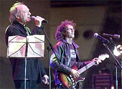 Sisa y Quimi Portet en el inicio del concierto del Sant Jordi, anoche.