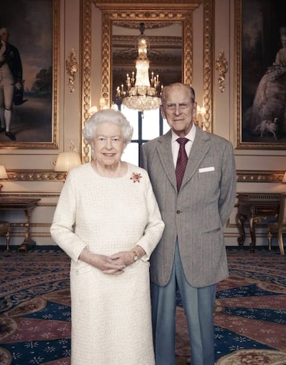 La foto oficial de Isabel II y Felipe de Edimburgo con motivo del 70 aniversario de bodas de la pareja.