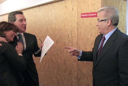 La fiscal Dolores Delgado, Iñaki Gabilondo y el juez Baltasar Garzón antes de la entrevista.