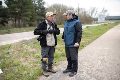 Óscar Rodríguez y Marco Antonio González, de la Asociación para la Recuperación de la Memoria Histórica, conversan en los alrededores del cementerio de Mojados.