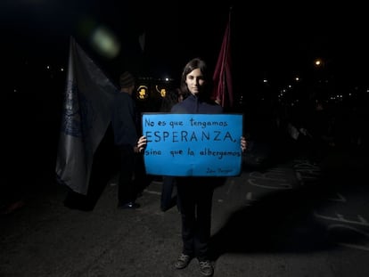 Luz, 14 años, estudiante mexicana de secundaria, protesta contra las desapariciones en su país con una cita de John Berger: "No es que tengamos esperanza, sino que la albergamos".