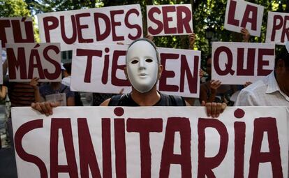 Protesta frente al Ministerio de Sanidad para reivindicar una sanidad universal en España, en 2015.