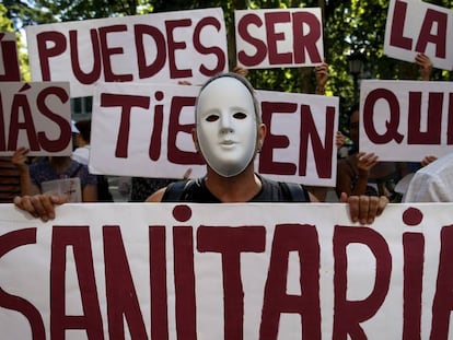 Protesta frente al Ministerio de Sanidad para reivindicar una sanidad universal en España, en 2015.