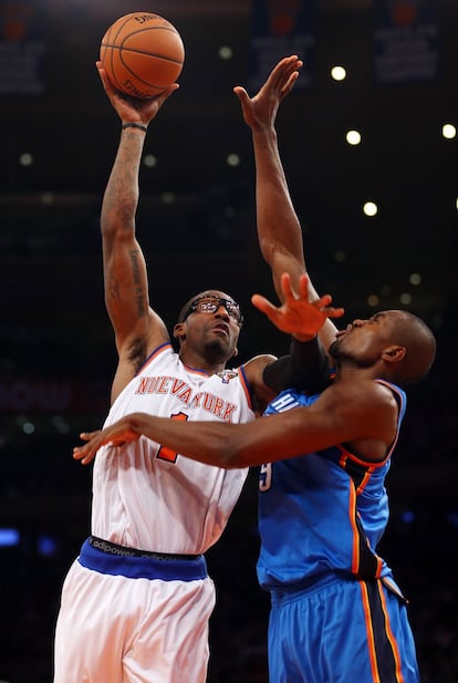 Stoudemire utiliza el brazo para abrirse un espacio ante Ibaka y lanzar.