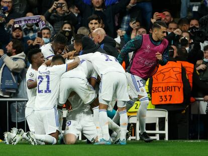 Los jugadores del Real Madrid celebran el segundo gol ante el Chelsea sobre el césped del Santiago Bernabéu.