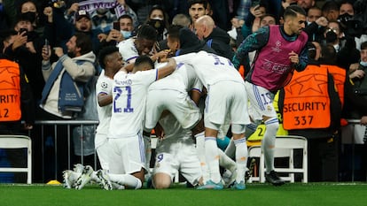 Los jugadores del Real Madrid celebran el segundo gol ante el Chelsea sobre el césped del Santiago Bernabéu.