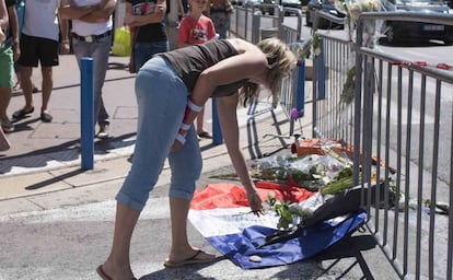 Flores contra el atentado en el Paseo de los Ingleses de Niza