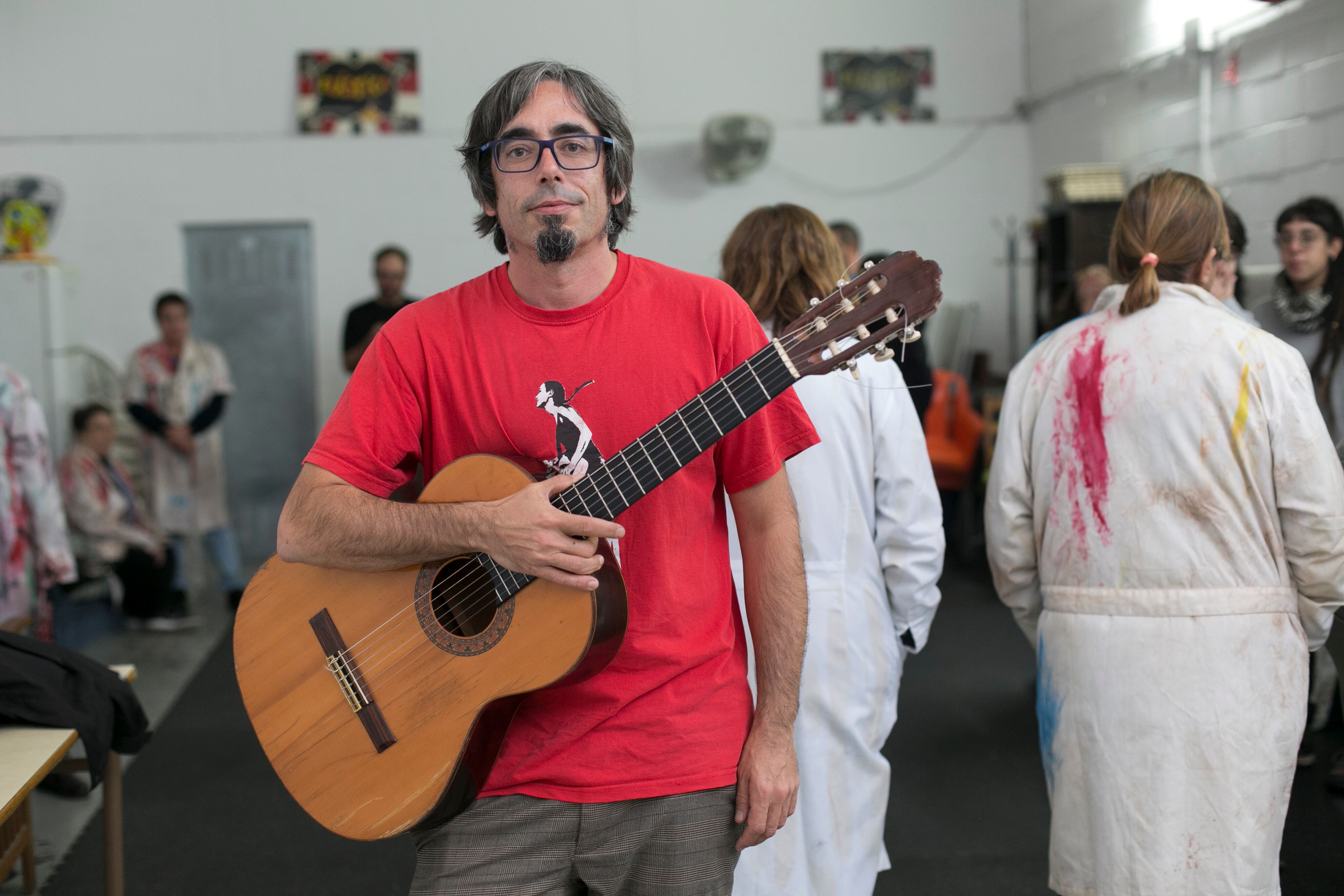 César Gallego con su guitarra, en el ensayo de la marcha zombie de este viernes en Alcalá de Henares.