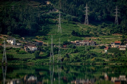 Tendido eléctrico en Castrelo de Miño (Ourense), este martes.