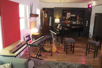 Así es el salón de la casa de Alejandro Sanz, desde donde está tocando estos días.