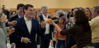 Albert Rivera, seguido del candidato de Ciudadanos a la Junta, Juan Mar&iacute;n, en el mitin del pasado domingo.