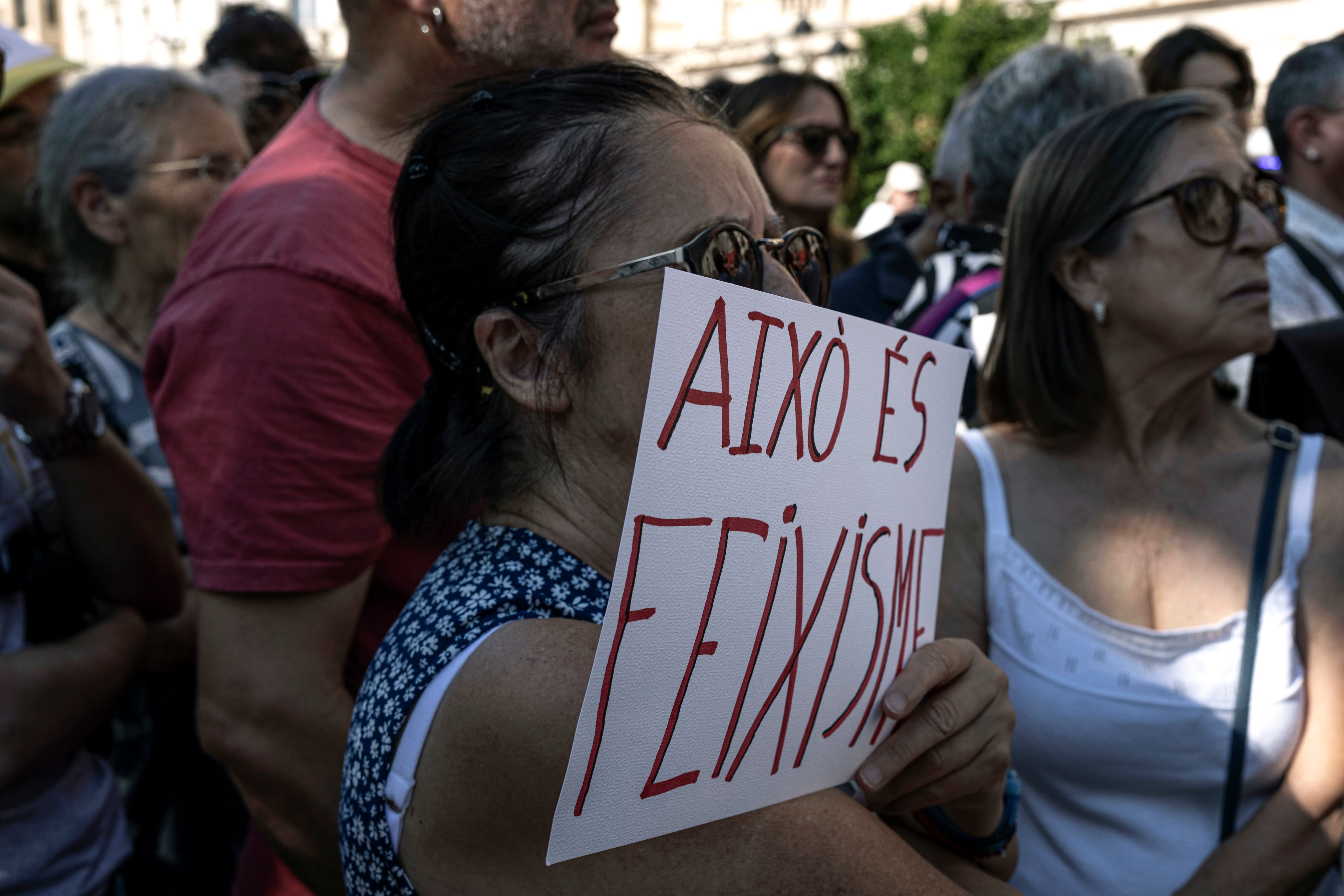 La Unión de Estudiantes de Valencia (frente al Ayuntamiento de Valencia) denuncia la entrada ilegal en sus instalaciones escolares el pasado viernes por parte de Juanma Badenas, concejal de Vox de Gobierno del Ayuntamiento de Valencia.
