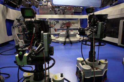 La deuda amenaza la viabilidad de las autonómicas, a pesar de los más de 800 millones de euros que reciben en subvenciones.