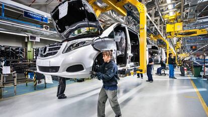 Una trabajadora en una línea de montaje en la planta de Mercedes en Vitoria.