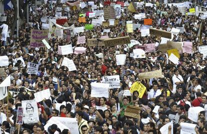 Tras la concentración en la Estela de la Luz, los estudiantes de dirigieron al Ángel de la Independencia.