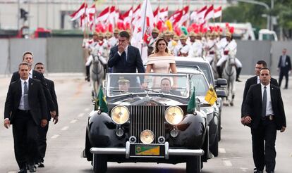 Jair Bolsonaro e sua esposa, Michelle, a caminho do Congresso.