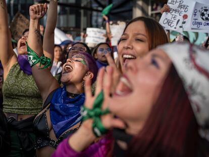Manifestantes marchan durante la conmemoración del día Internacional de la Mujer, el 8 de marzo del 2024, en Bogotá