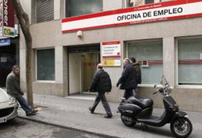 Fachada de una oficina de Empleo situada en la calle General Pardiñas de Madrid. EFE/Archivo