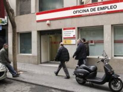 Fachada de una oficina de Empleo situada en la calle General Pardiñas de Madrid. EFE/Archivo