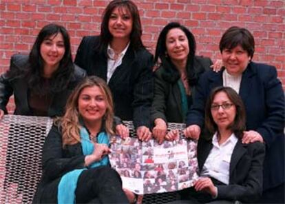 Arriba, de izquierda a derecha, Carmen Jiménez, la concejala Mary Carmen Carrillo Losada, Ana Santiago y Elvira J. Heredia. Abajo, Beatriz Carrillo de los Reyes, presidenta de la Asociación de Mujeres Universitarias, e Isabel Jiménez.