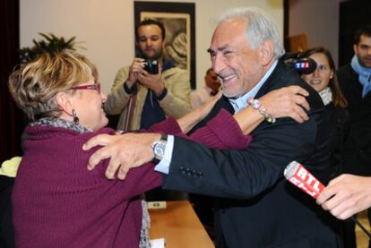 Dominique Strauss-Kahn es saludado efusivamente a su llegada al colegio electoral donde votó ayer en las primarias socialistas.