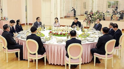 Kim Jong-Un se r&iacute;e durante la cena con la delegaci&oacute;n surcoreana.